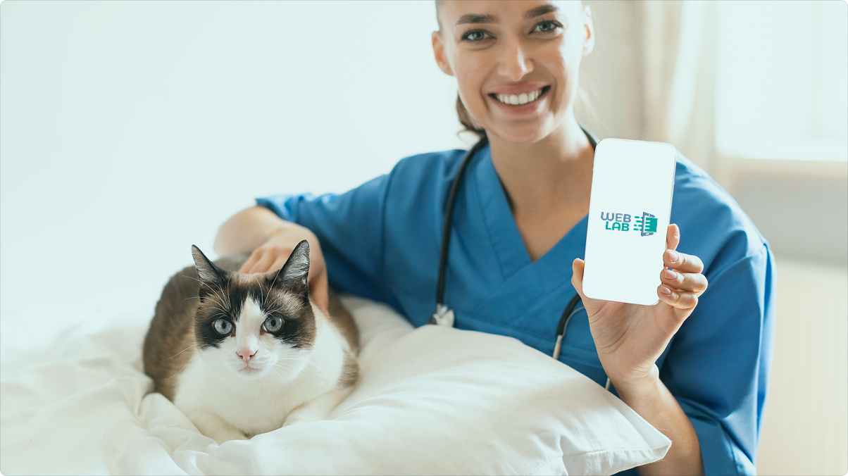 Veterinária atendendo animal